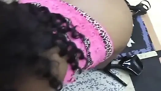 Schwarze mädchen mit dicken titten lutschen einen weißen schwanz