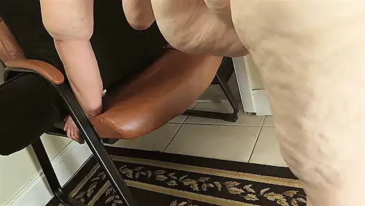 Büyük şişman sulu götlü götlü emlakçı patron mini etekli ve topuklu ayakkabılarla ev ofisinden çalışıyor ve şişman götünü gösteriyor