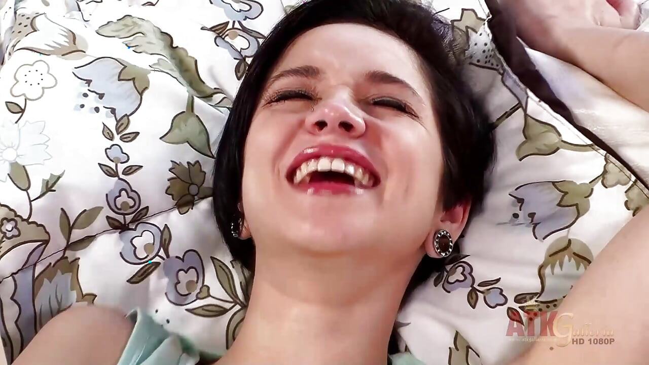 Cadey Mercury: Balsamowane nogi, Ogolone cipki Wibrator orgazm - drobna chuda brunetka jęczy głośno