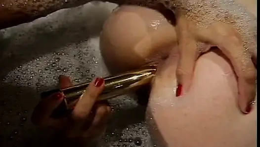 Lezbiyen Fransız kızlar banyoda makaslıyor