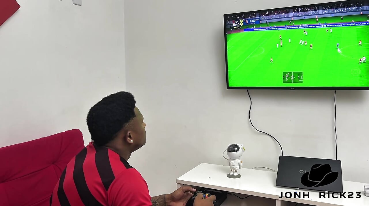 Video oyunları oynuyordum ve üvey erkek kardeşim beni aramaya geldi.