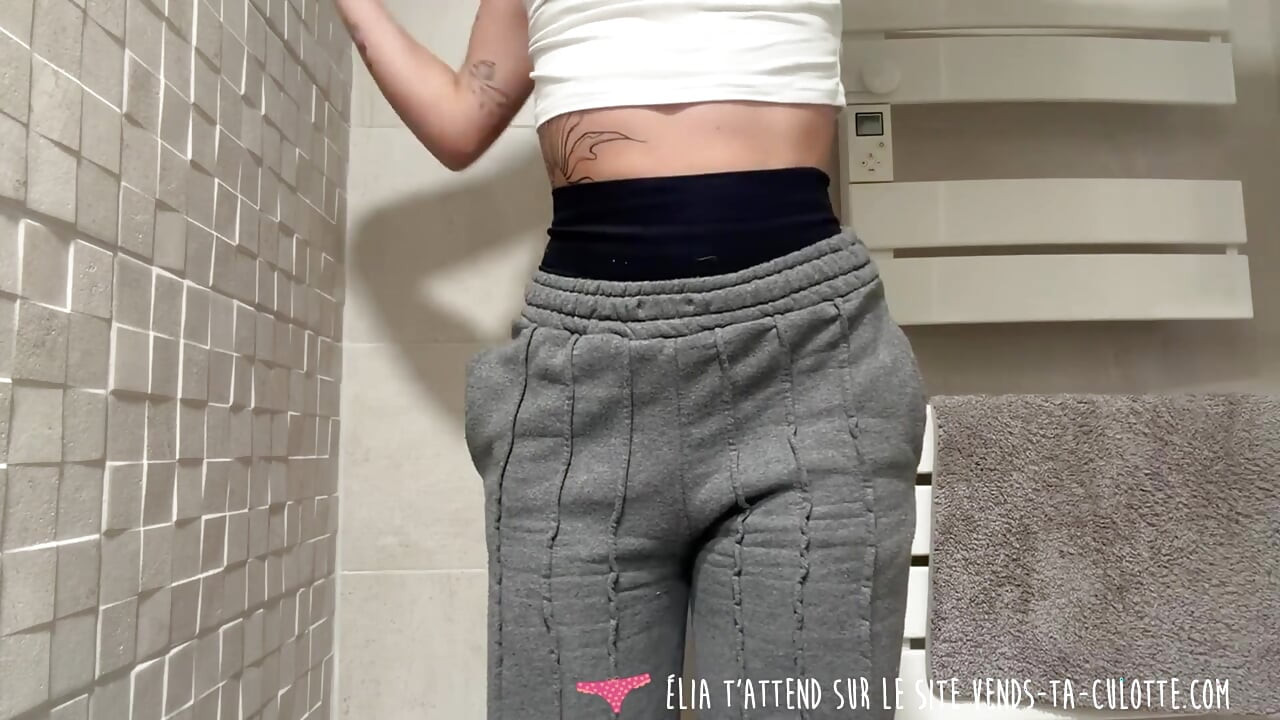 Vends-Ta-Culotte - 漂亮的法国学生在她的浴室里玩热辣的脱衣舞
