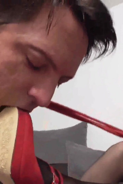 她的奴隶宠物崇拜鞋子