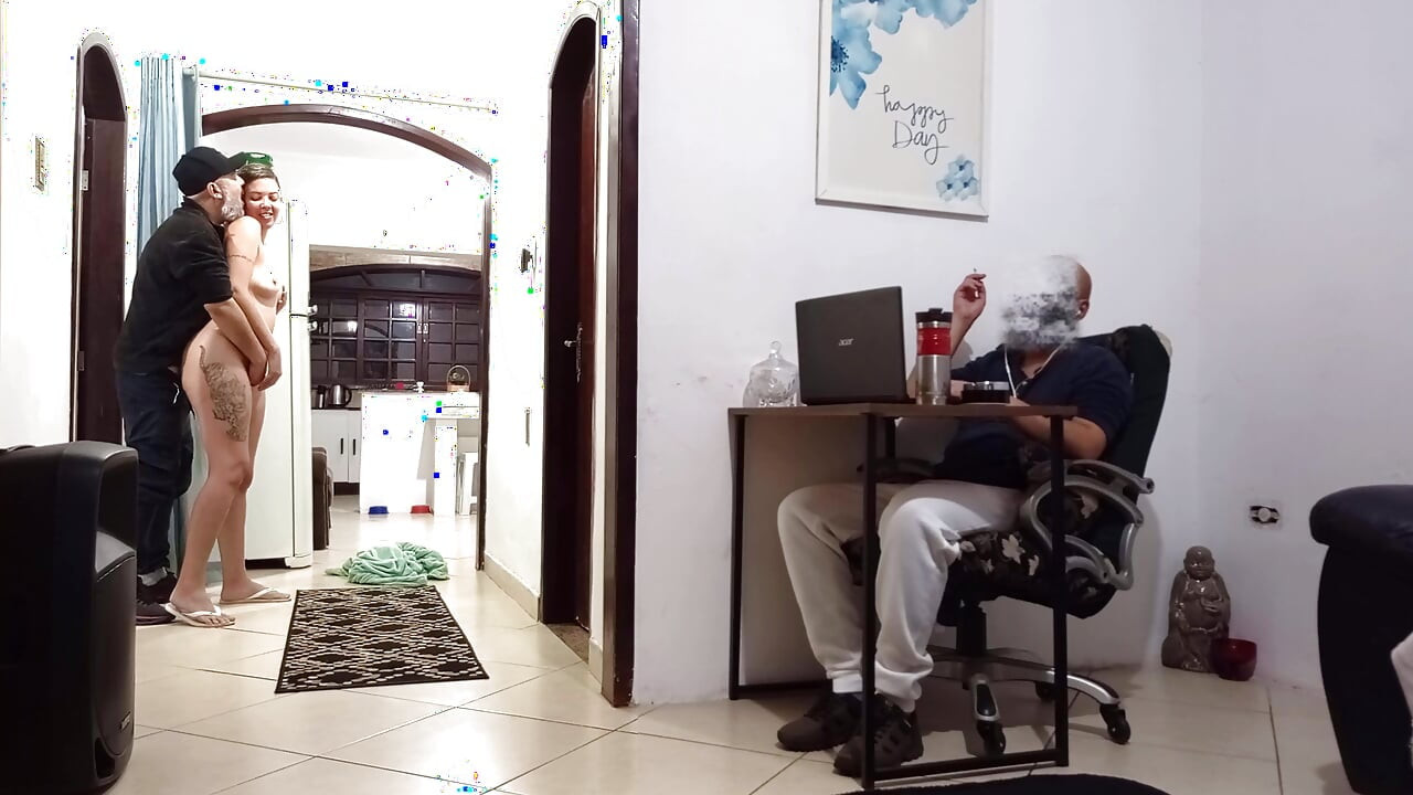 Medan mannen är på jobbet tar hustrun emot leveransmannen.