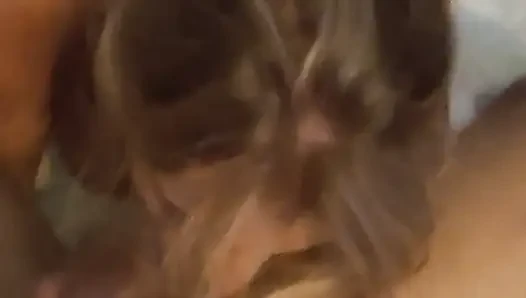 Cewek seksi rambut pirang ini suka banget nyepong dan telan semua sperma