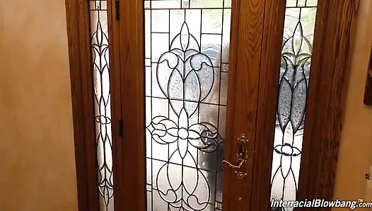 Cherie DeVille делает минет группе черных мужиков