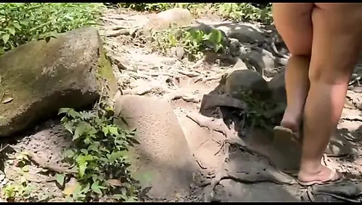 Verlassener Pfad mit den zwei Brünetten mit dem großen Hintern