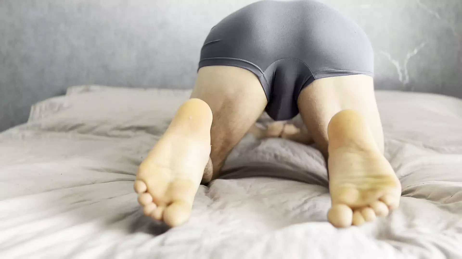 Quente homem heterossexual russo encontra-se na cama com você de manhã e sussurra suavemente! gemidos masculinos! porra!