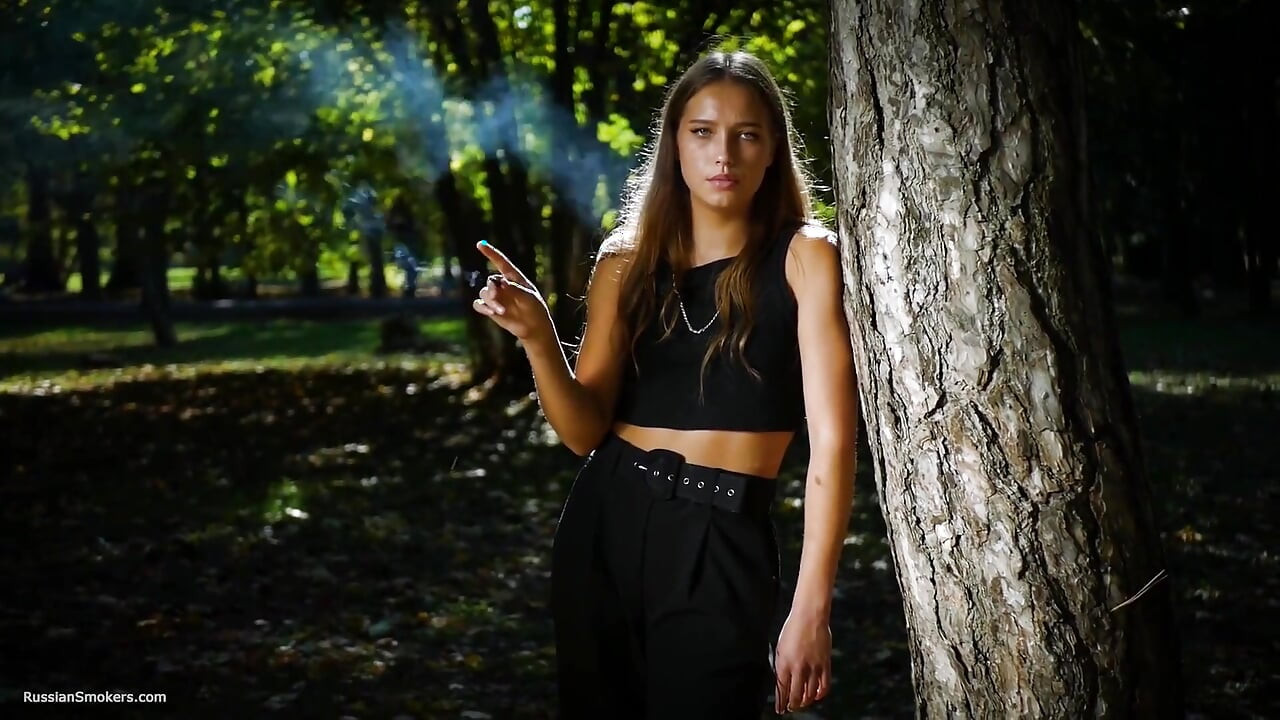 Seksowna rosyjska laska palenie papierosów Wewnątrz studio
