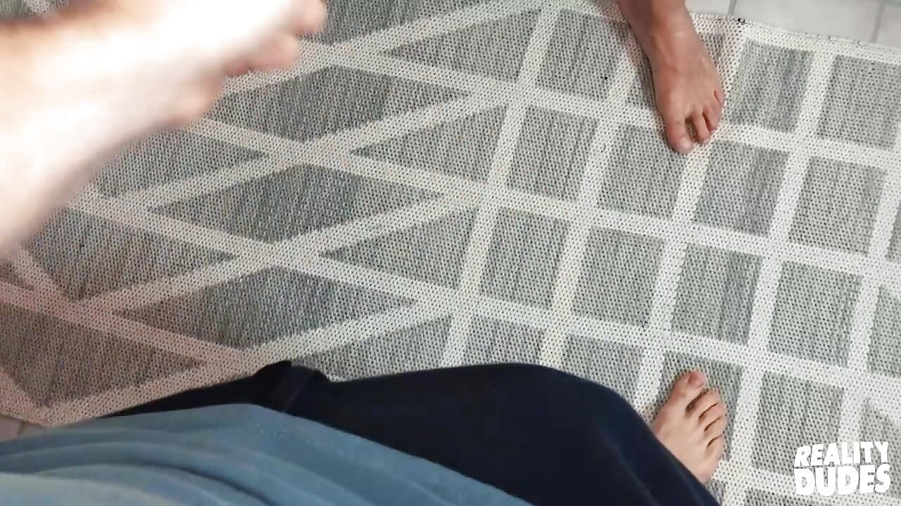REALITY FRAJERI - Ponudio sam Romanu Toddu Casha da pokaže svoj kurac, a zatim sam ga sagnuo i pojebao