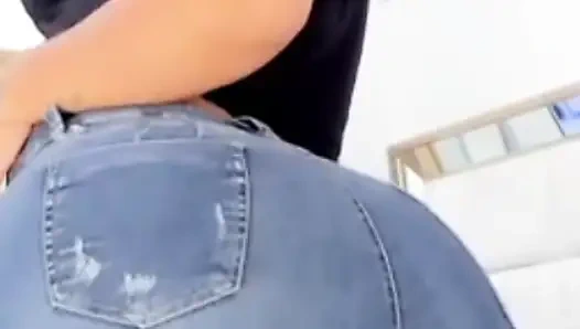 Big Booty in Jeans Dancing