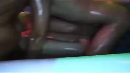 Vahşi havuzda olgun hatunların damlayan kaygan yağlı grup seks partisi