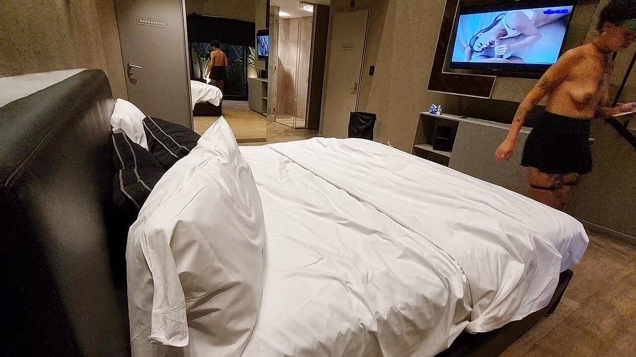 O curvă argentiniană fute o columbiană și sfârșește cu o pizdă dureoasă