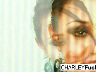 Charley Chase se quita su atuendo sexy y se extiende