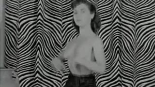 Morena desnuda baila para el público (vintage de los años 50)