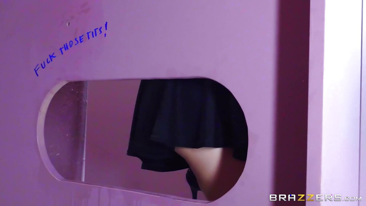 Brazzers - Johnny Castle fode os peitos suculentos negligenciados de Noelle Easton através de um gloryhole