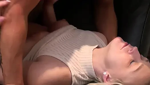 Amını yalıyor! Azgın ateşli sarışın genç üvey kız sikişmeyi seviyor!