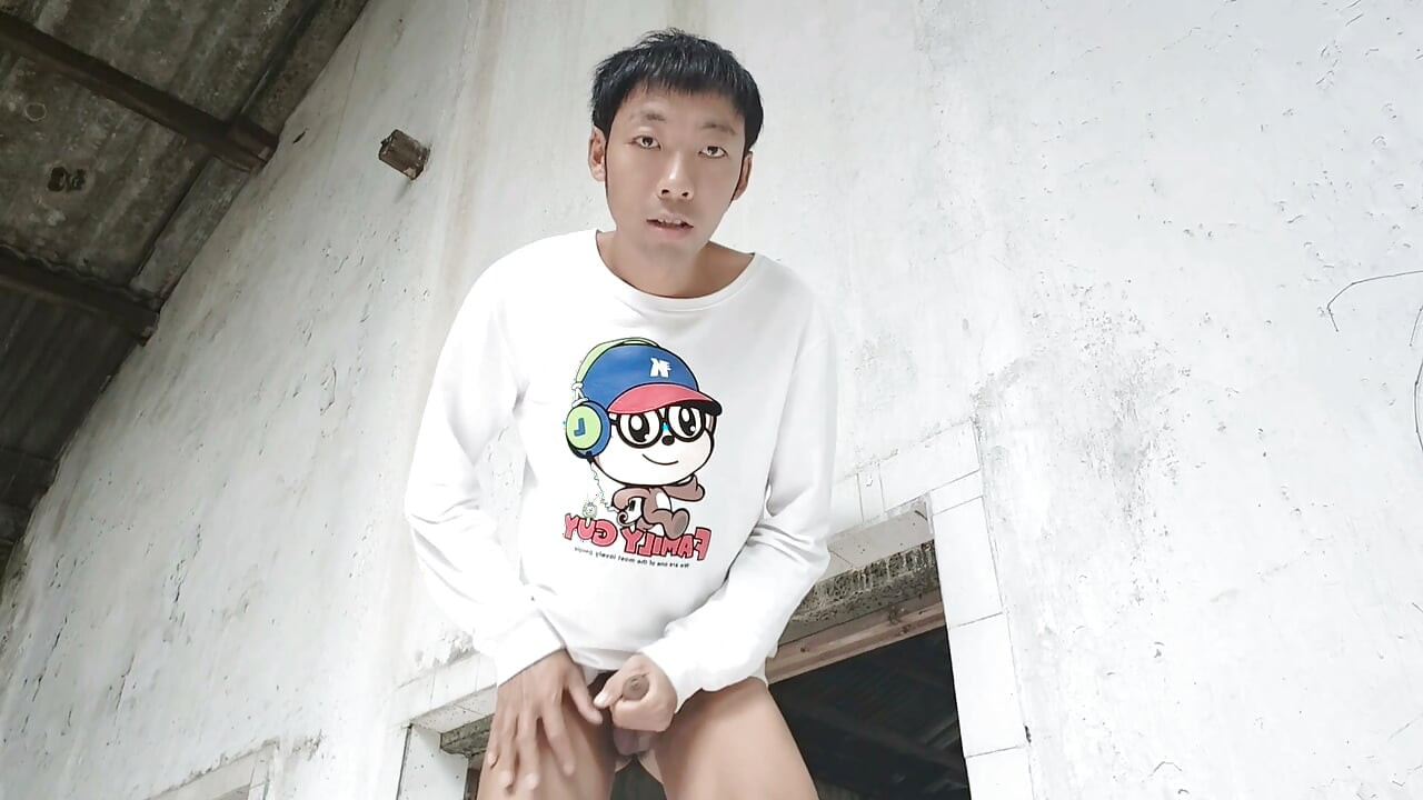 음란한 소년의 생일 스페셜: 버려진 아카데미의 부엌에서 자위, 신음, 사정