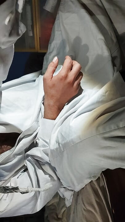 アフガニスタンの服を着た汚いジャンクブロ、デッキソックスで放尿し、小便を飲む