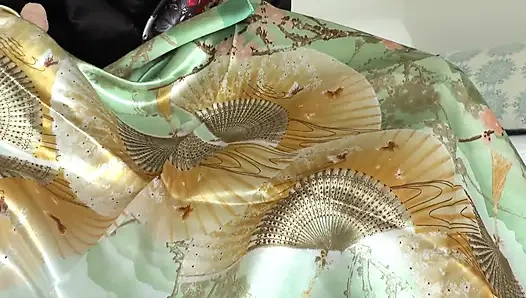 Saat hari paskah, kamu bisa ejakulasi di syal satinku, lady victoria valente