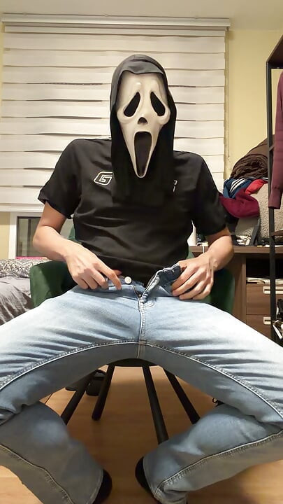 Ghostface jerks off till he nuts - Halloween video