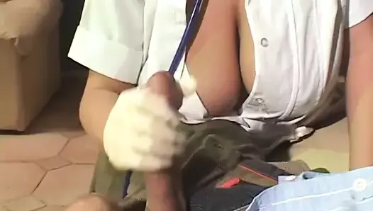 Morena enfermeira em meias brancas recebe sua vulva fodida com força