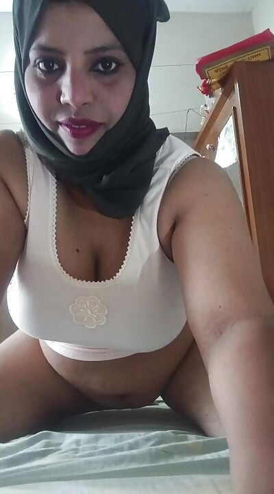 Couppilsmallu enjoing in bed room