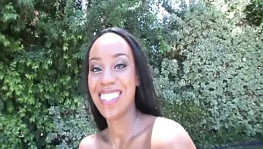 Sexy schwarzes mädchen mit dicken titten, perfekter körper fickt doggystyle, während sie einen großen schwarzen schwanz lutscht. Extrem tiefe kehle