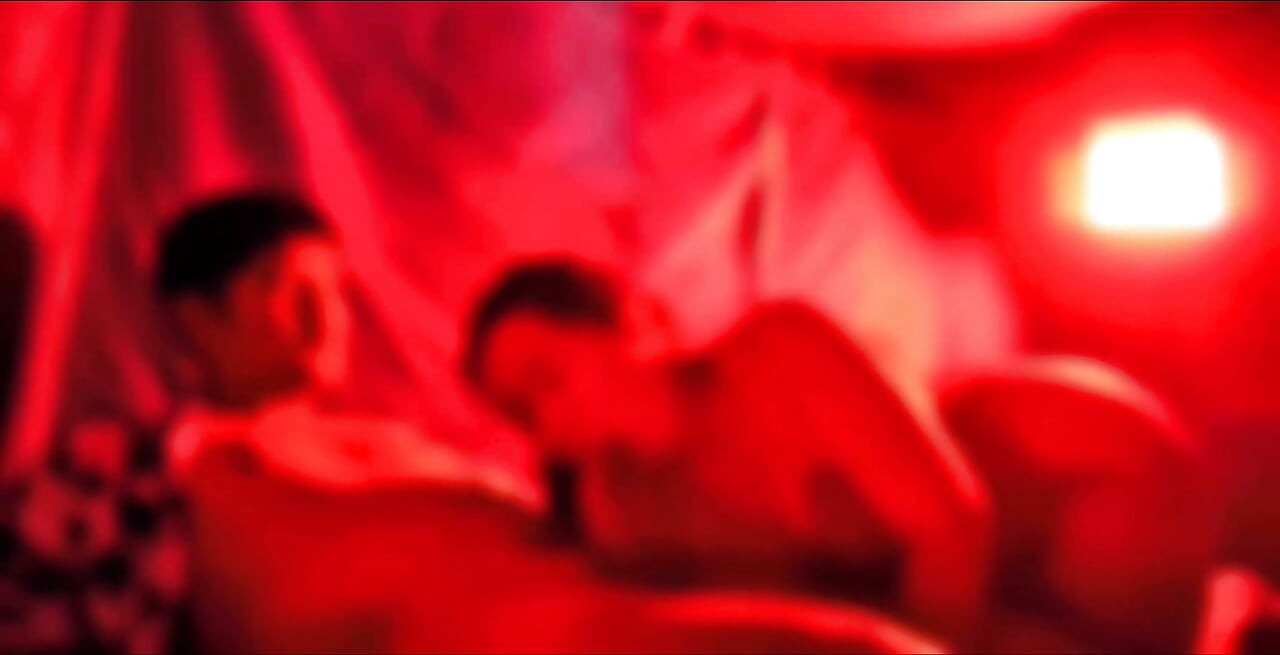 Un vieux sexy se faufile pour la première fois - tellement intense !