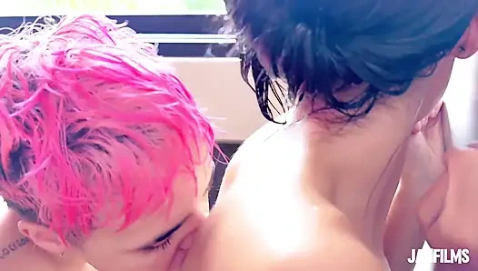 Ateşli duş! Küçük parmaklarını amcığıma sokuyorsun aşkım