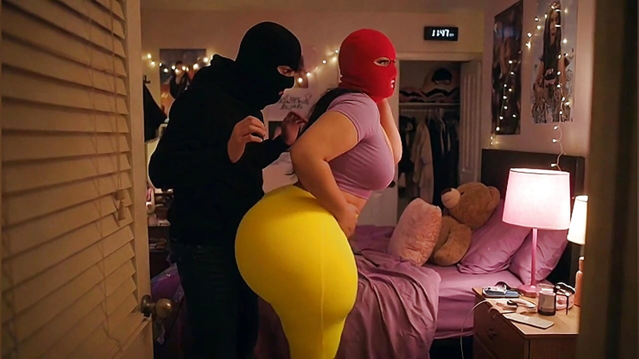 Latina met dikke kont in strakke gele legging wordt geperst in de slaapkamer