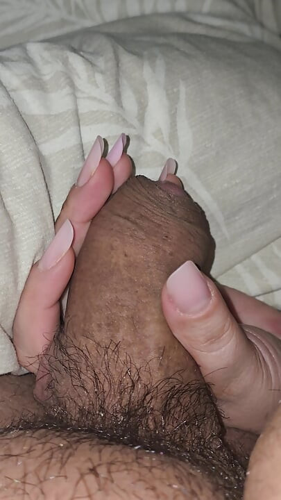 繼母崇拜繼子未割包皮的雞巴，並給了他一個歡迎的手淫