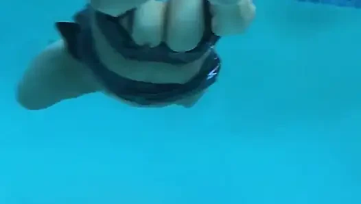 Cuckquean pov - suamiku ngentot sama suamiku di kolam renang sambil aku rekam di bawah air