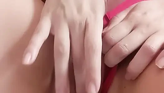 Kadın canlı yayına çıkmadan önce mastürbasyon yapıyor ve kendini gösteriyor.