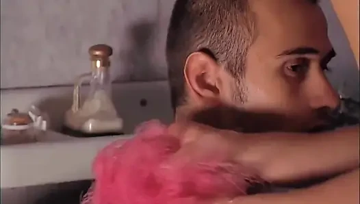 Dolly Golden: die stiefmutter wäscht ihren stiefsohn und dann wird sie im badezimmer penetriert