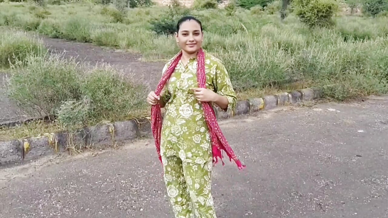 农村男孩留下的旅游女孩
