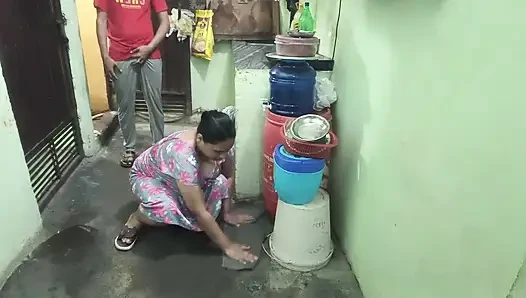 Meri Hot Nokarni Pocha Laga Rahi Thi, Maine Piche Se Pakad Kar Muh Mein Thok Diya