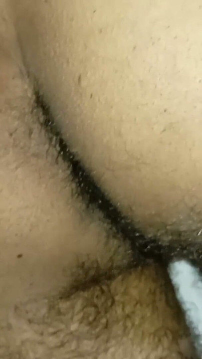 Stiefzus geeft massage aan de grote pik en het vuile kontgaatje van grote broer | Clip 1