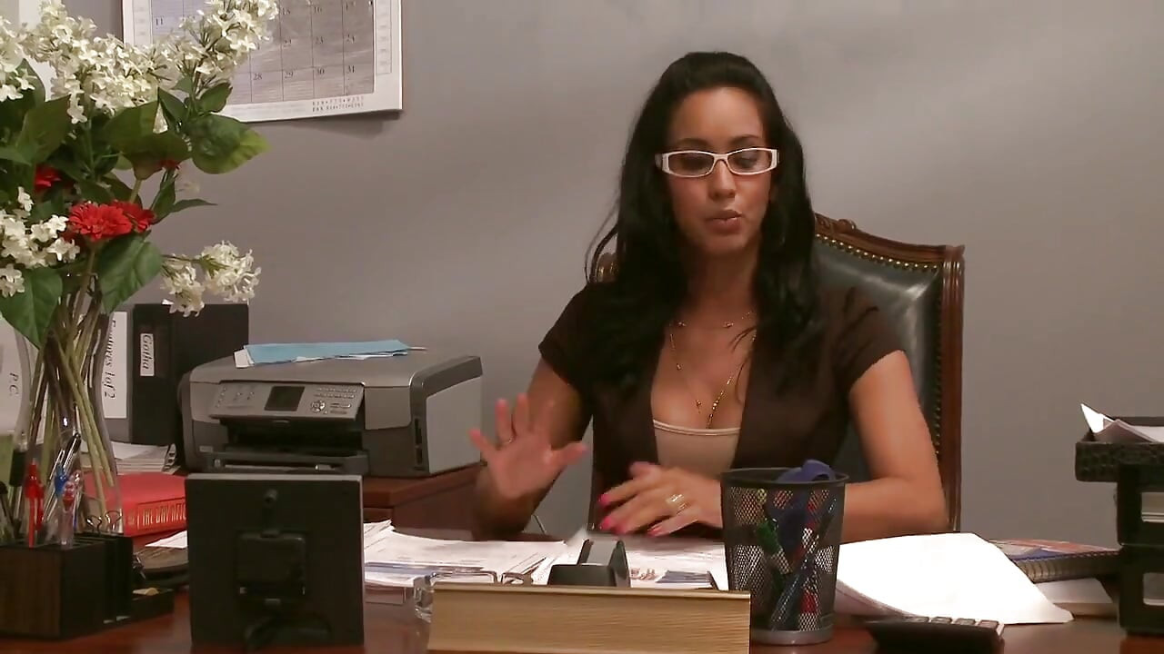 Puta morena nerd se complace con su compañero de trabajo bien dotado