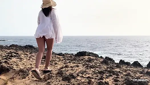 Toket besar thailandku gemetar saat angin asin, putingnya diekspos di pantai telanjang