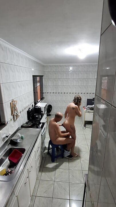 그녀의 옷을 벗고 얼굴에 대고 여친을 받아들이는 메이드.