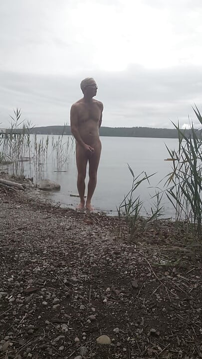 Pute sur une plage publique