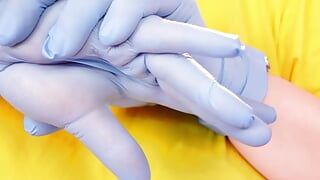 Video de Asmr con guantes médicos de nitrilo (Arya Grander)
