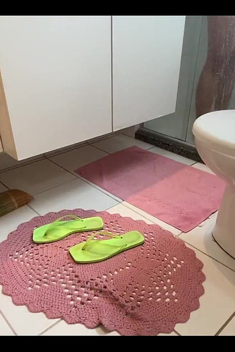 Hamba kaki memijak selepas mandi