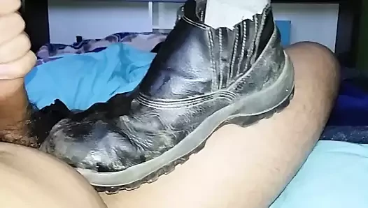 Masturbacao com o sapatao e meias de trabalho do meu amigo