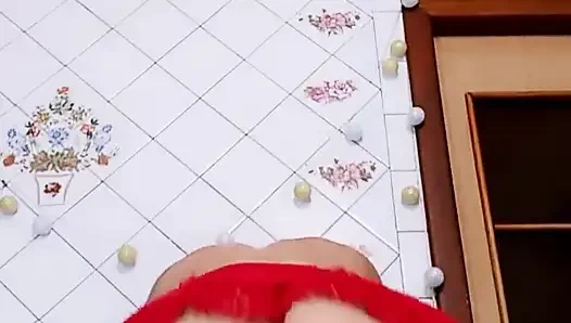 Heißes Flirten Und Weibliche Masturbation Einer Großmutter Zu Hause in Der Küche