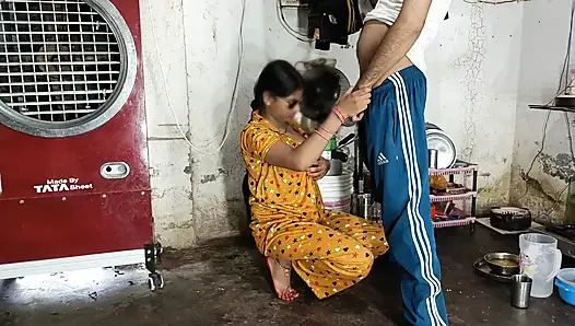 Горячий развлечение сексуальной сводной сестры на земле сводного брата, когда сводная сестра была одна дома, хинди аудио