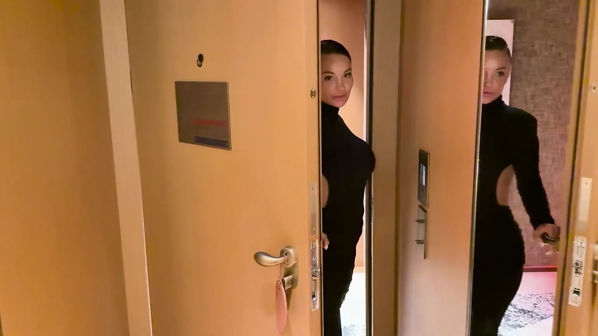 和情人在酒店的浪漫自拍性爱莫妮卡福克斯