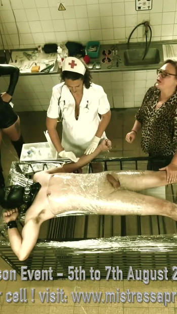 Momento inolvidable de "Dominatrix Mistress April - evento de perforación de la prisión de búnker militar"