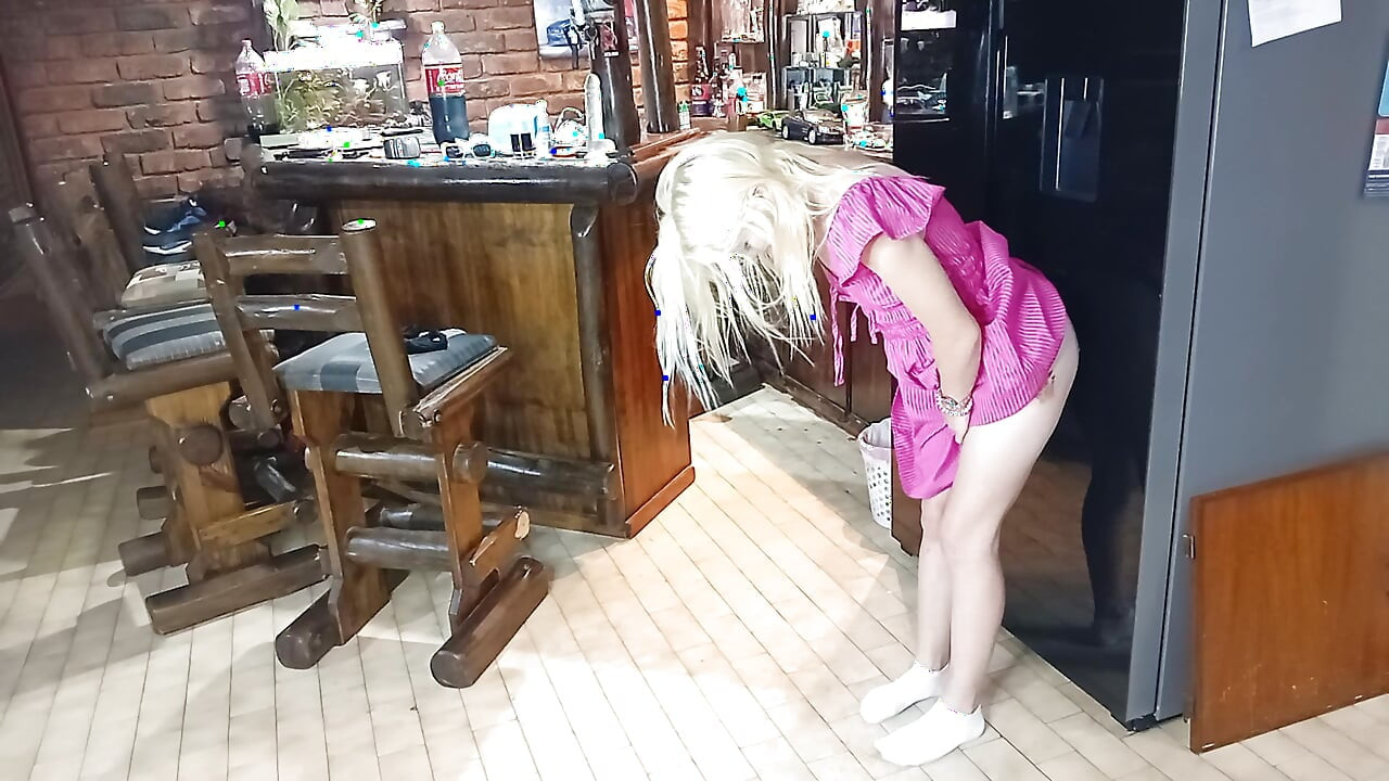 Follando la nevera mientras mi novio está mirando